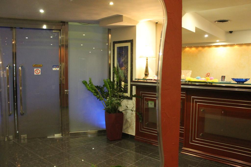 Carol Hotel Pireo Esterno foto